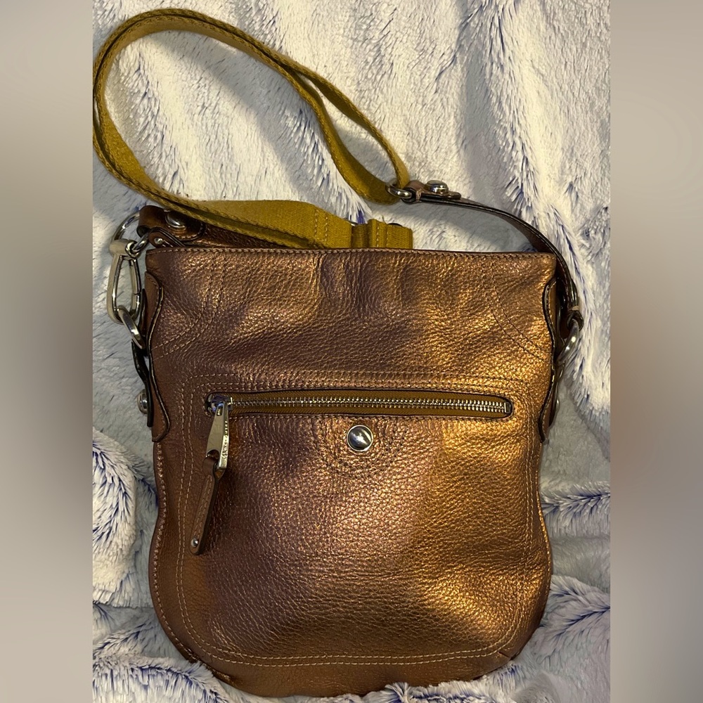 EUC Leather B Makowski crossbody. Gold color metallic w/silver hardware.